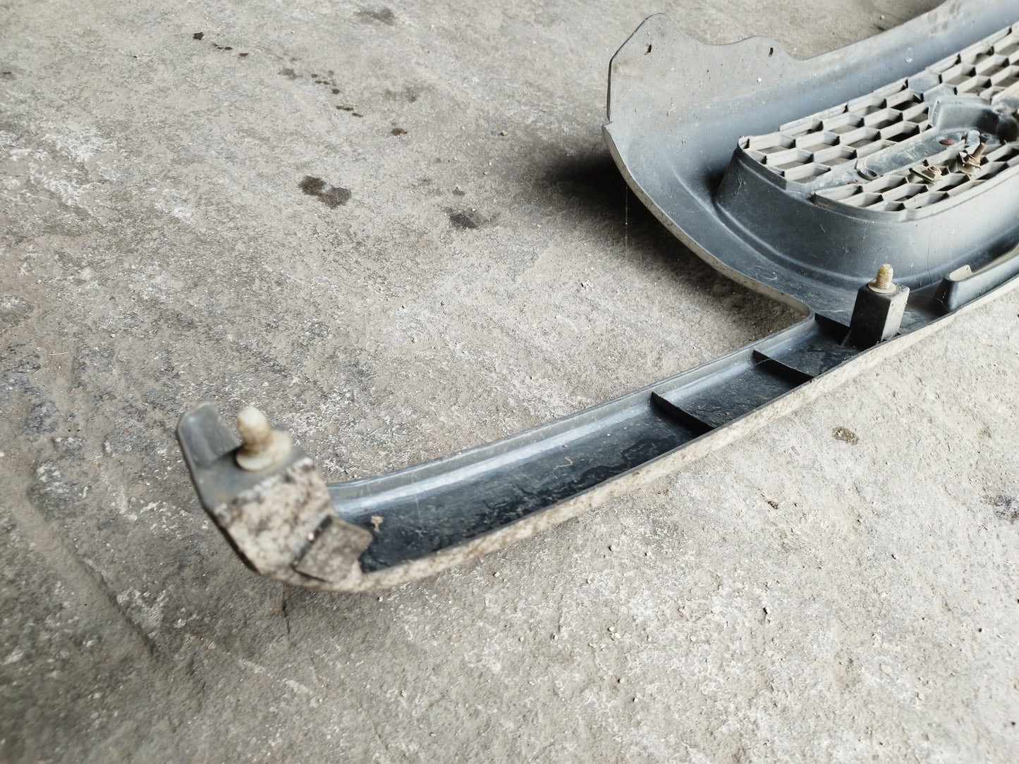 Grelha frontal Suzuki Grand Vitara (plástico estalado)