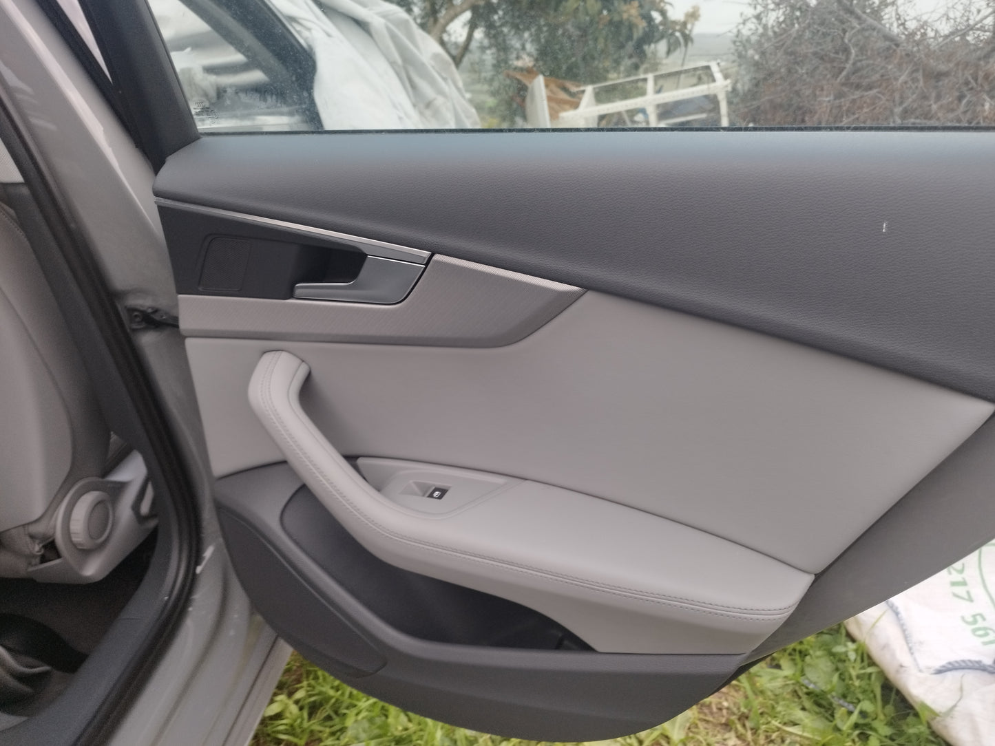 Interior completo Audi A4 2020 . com bancos e foras das portas, plásticos consola central