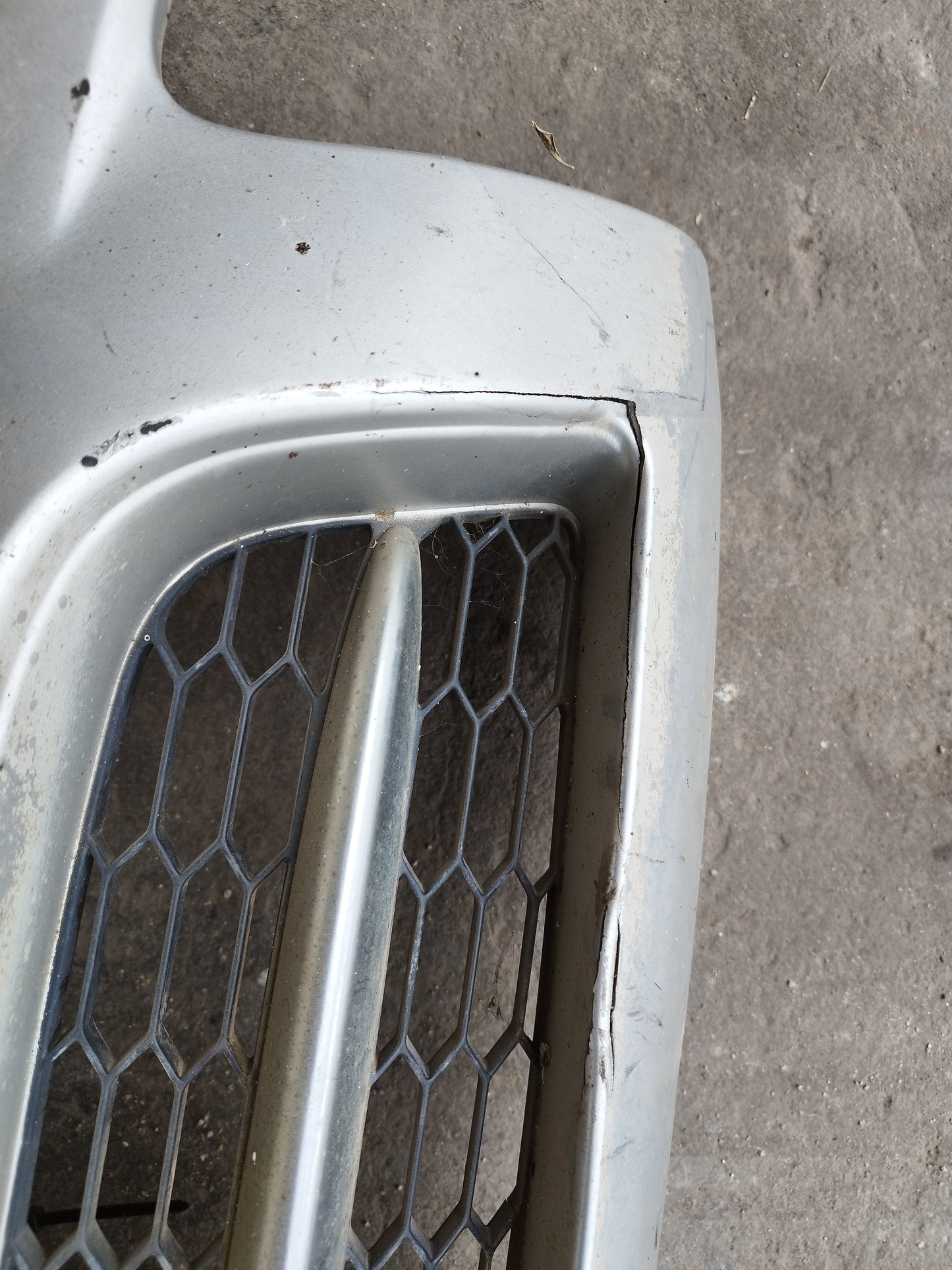 Grelha frontal Suzuki Grand Vitara (plástico estalado)