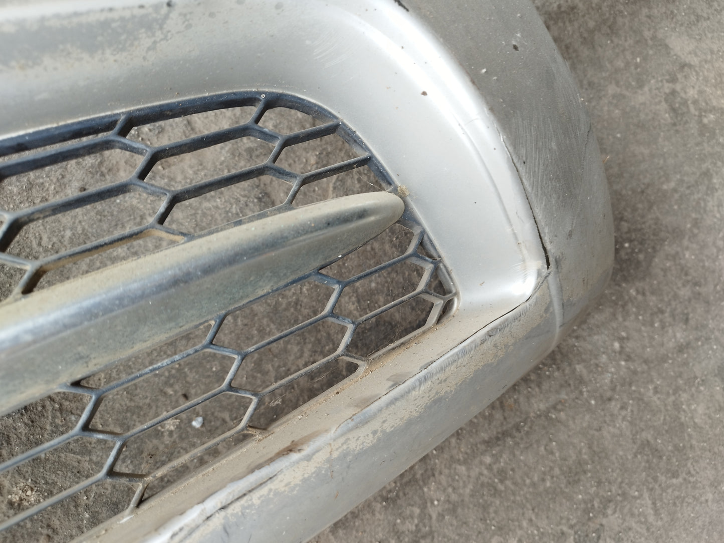 Grelha frontal Suzuki Grand Vitara (plástico estalado)