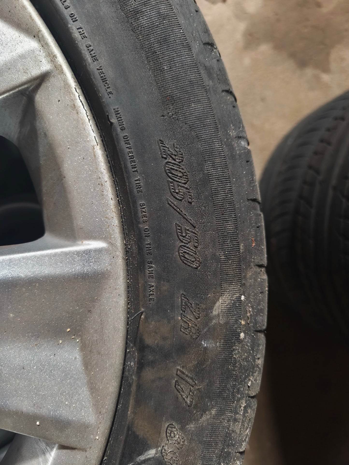 5 Jantes 17'' Originais Citroën com pneus 205/50 R17 (<50%)