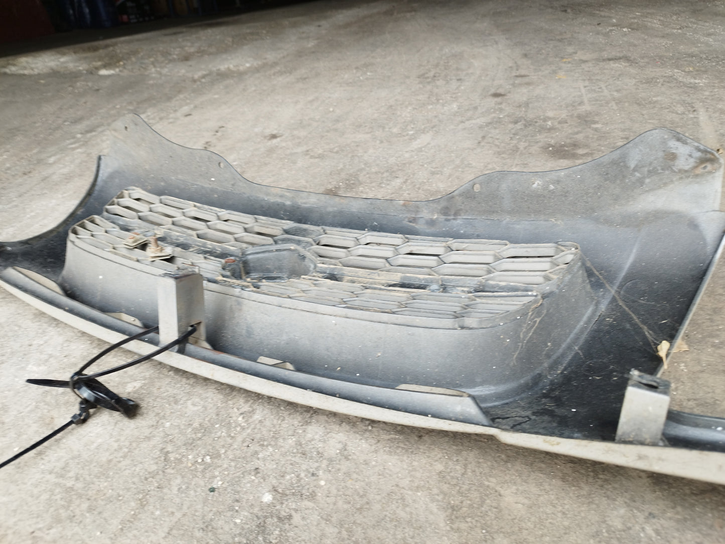 Grelha frontal Suzuki Grand Vitara (plástico estalado)