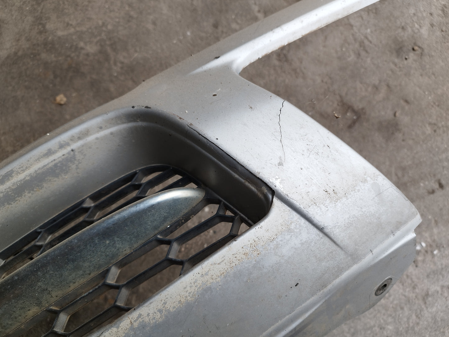 Grelha frontal Suzuki Grand Vitara (plástico estalado)