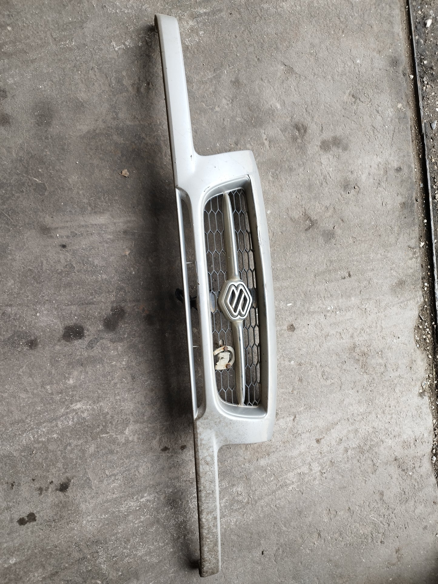 Grelha frontal Suzuki Grand Vitara (plástico estalado)