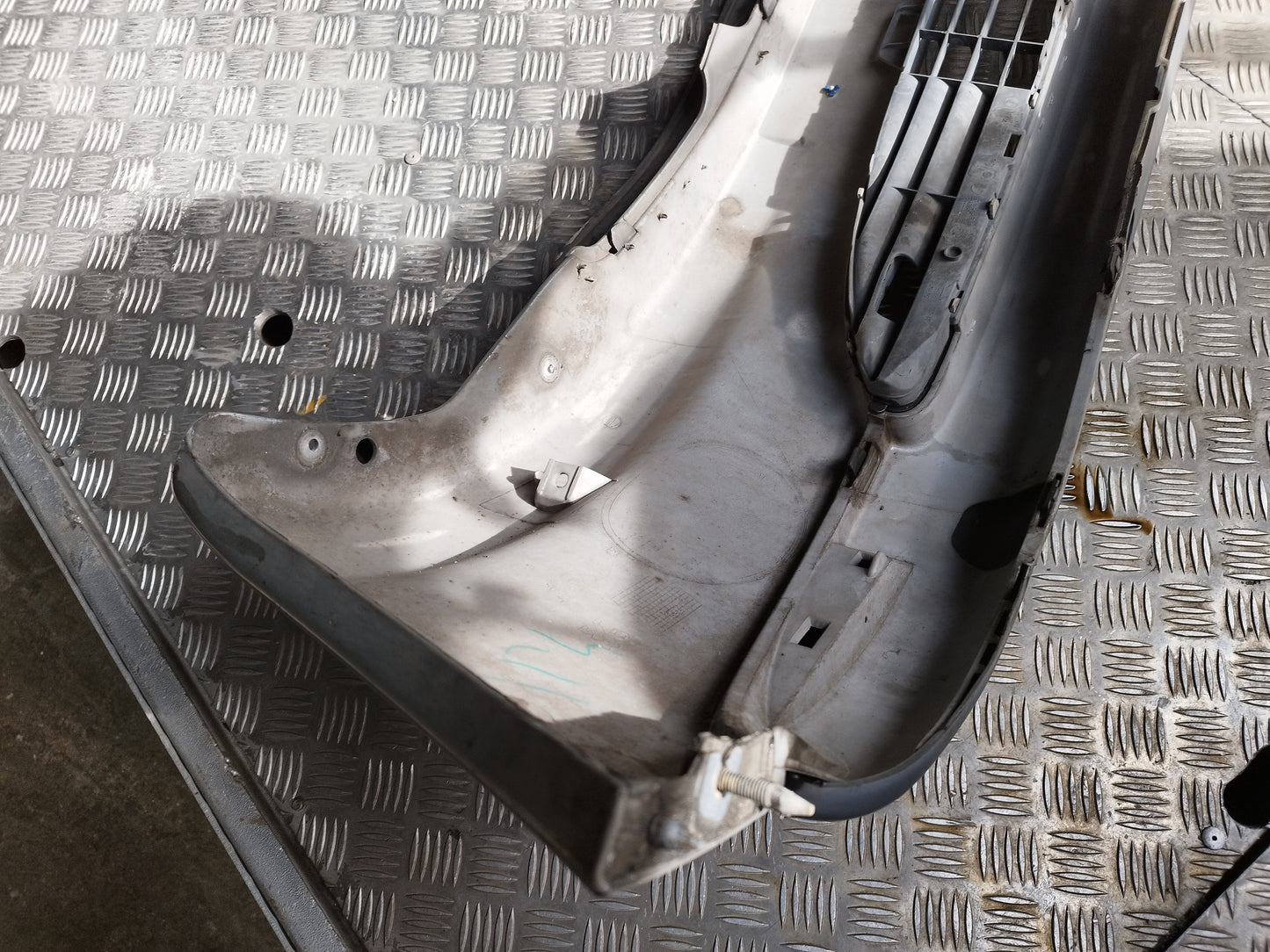 Parachoque frente Peugeot 206 cinzento