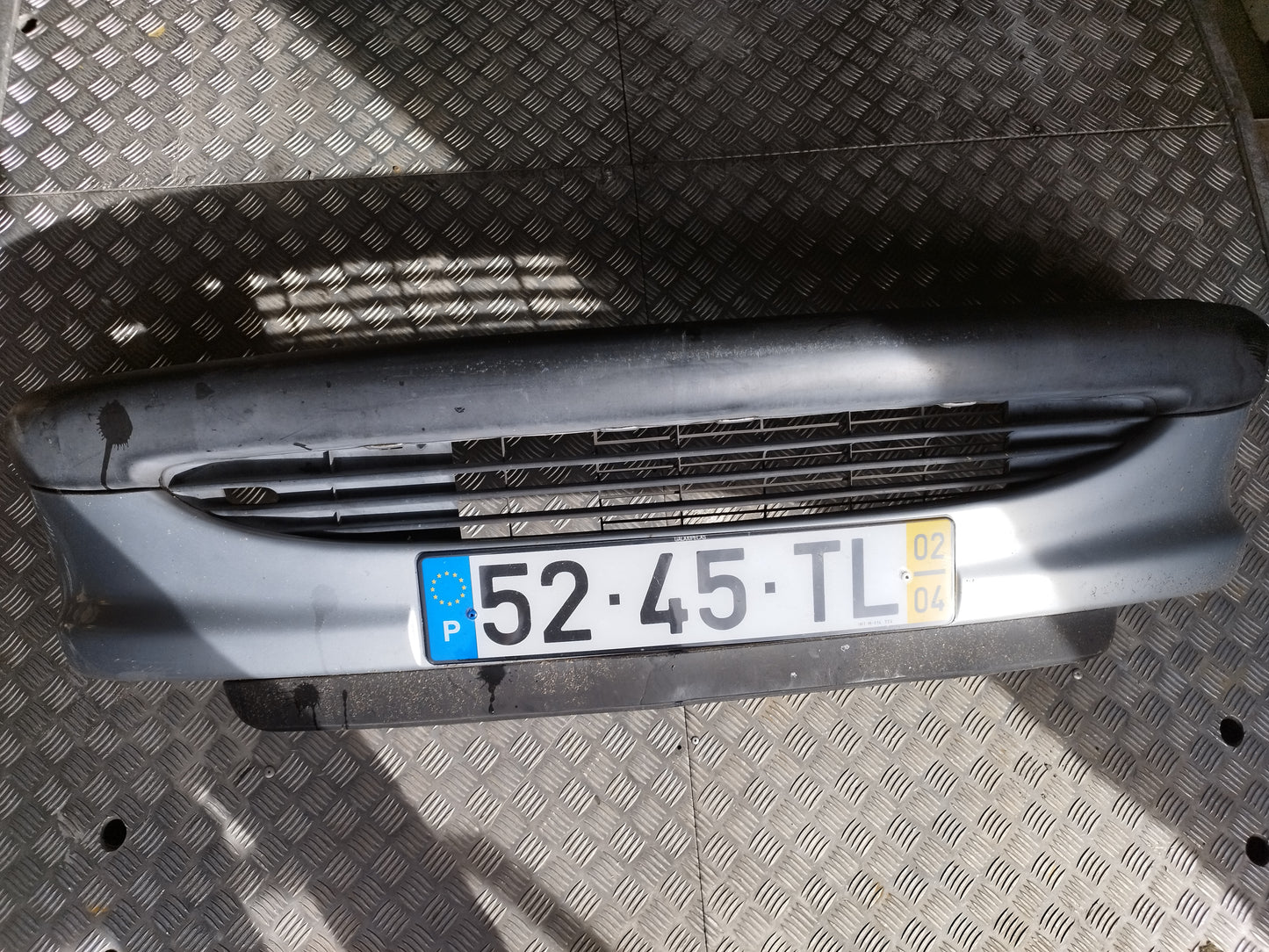 Parachoque frente Peugeot 206 cinzento