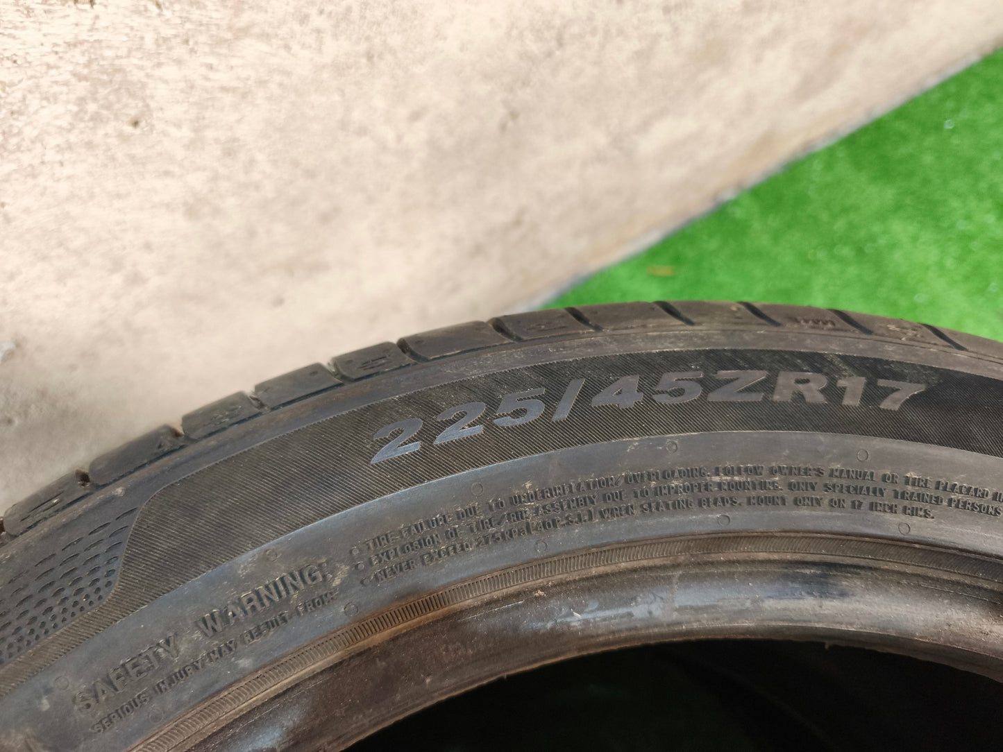 Conjunto de 2 pneus semi novos 225/45/17