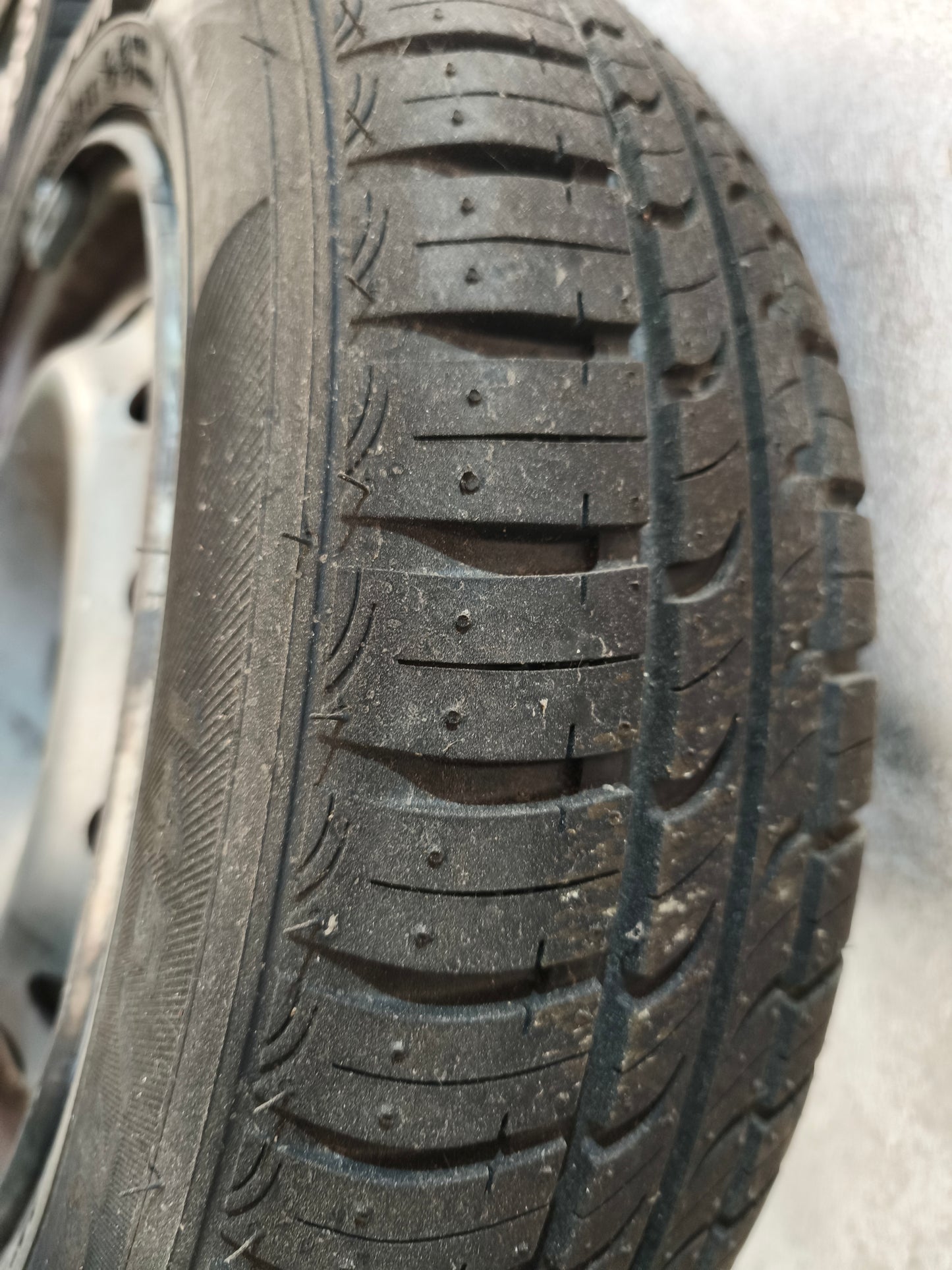 4 Jantes com pneu citroen AX 145/70/13