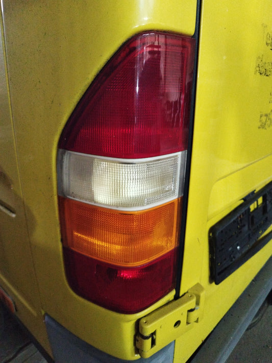 Farolin traseiro esquerdo