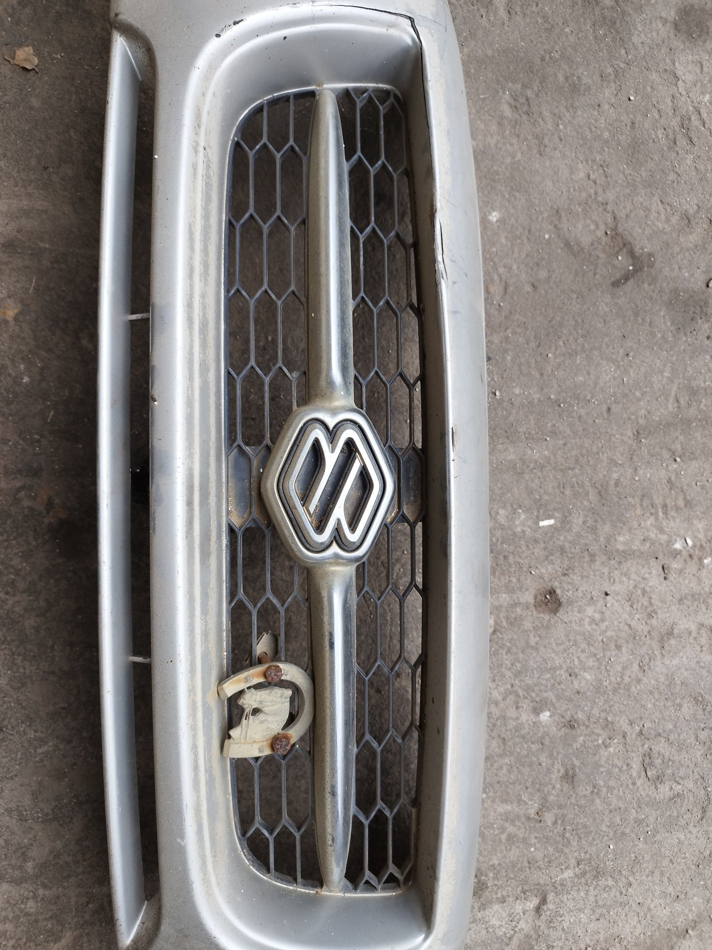 Grelha frontal Suzuki Grand Vitara (plástico estalado)