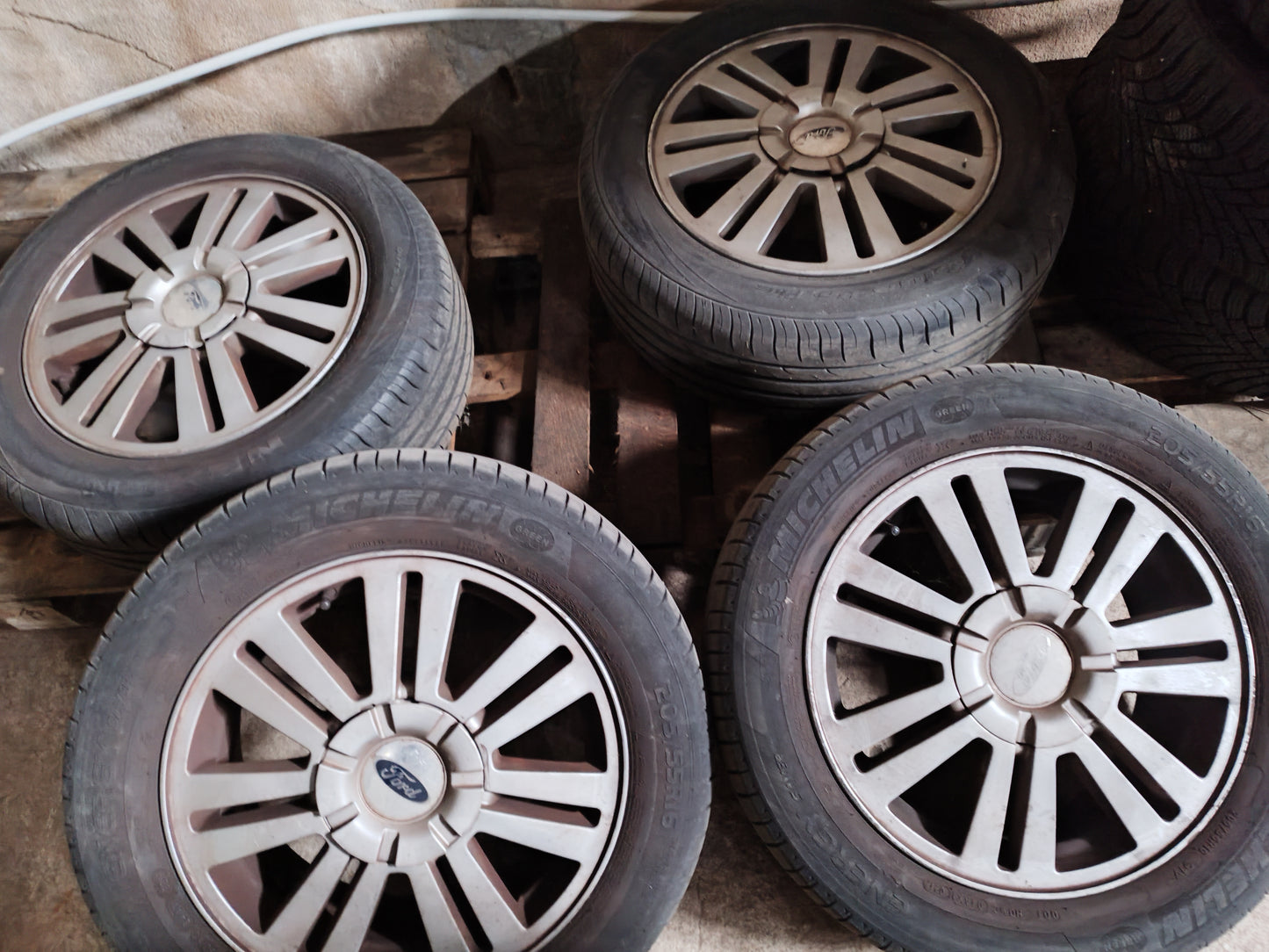 4 Jantes Originais Ford 16'' com pneus 205/55 R16 (50%)